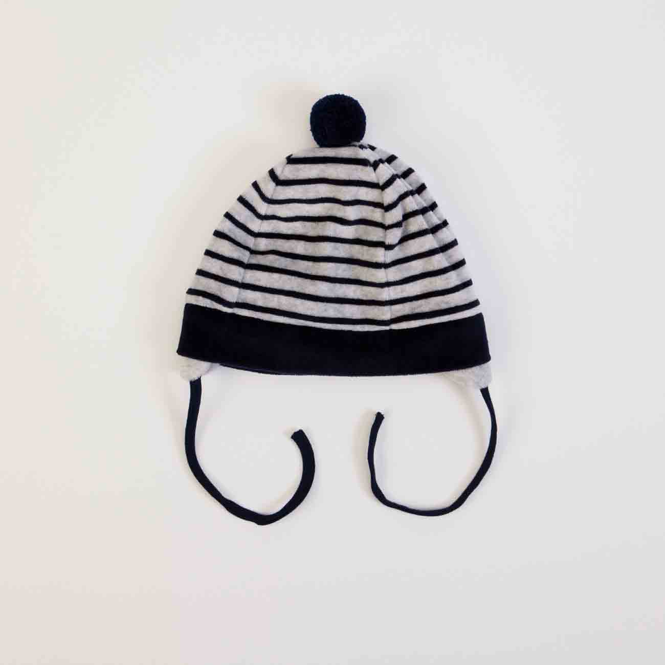 Gorro infantil riscas pretas e cinza com pompom e cordões