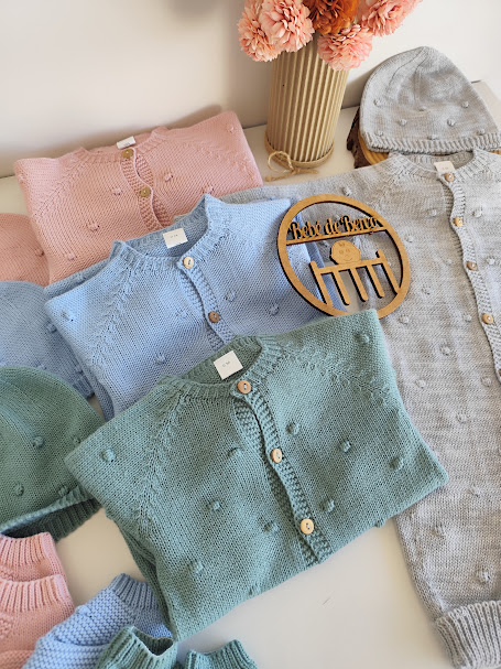 Macacão Pipocas de malha com gorro e carapins