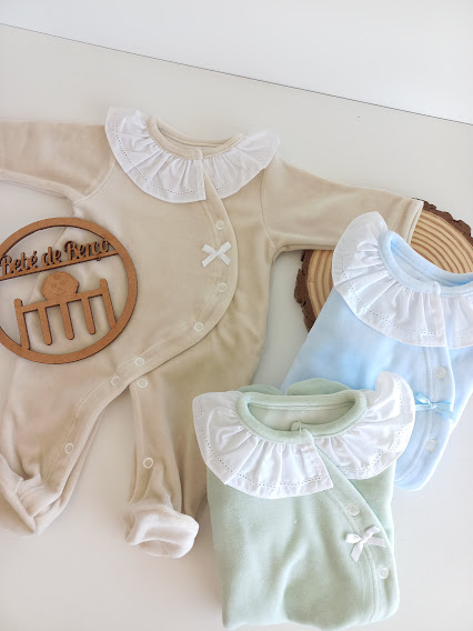 Babygrow de Veludo com Gola
