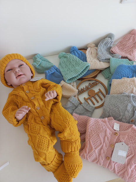 Macacão de malha com gorro e carapins