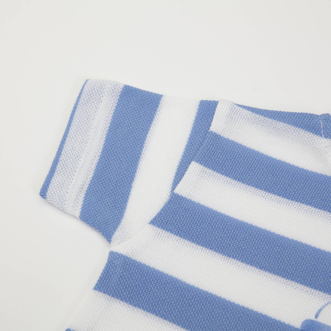 Manga e peito de roupa às riscas azuis e brancas sobre fundo branco