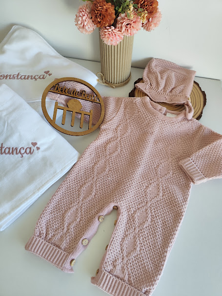 Macacão de malha rosa com boné e toalhas bordadas com nome Constança
