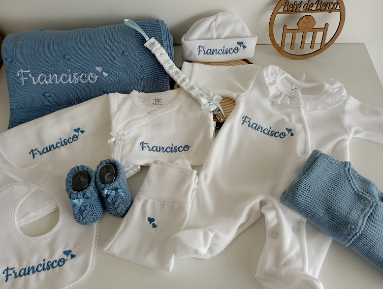 Conjunto de roupa de bebé branco e azul com nome Francisco bordado