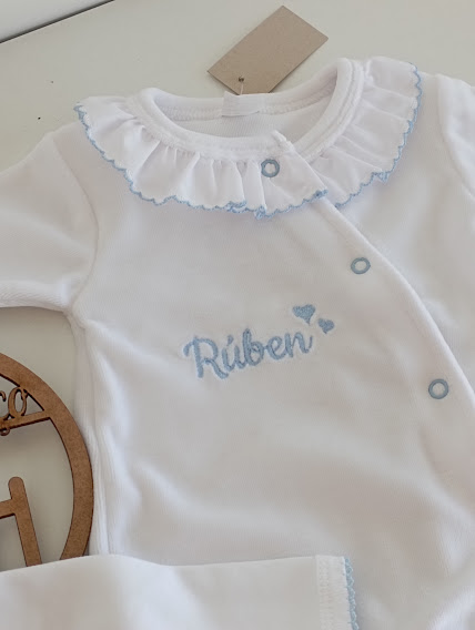 Macacão branco para bebé com detalhes azuis e nome bordado Rúben