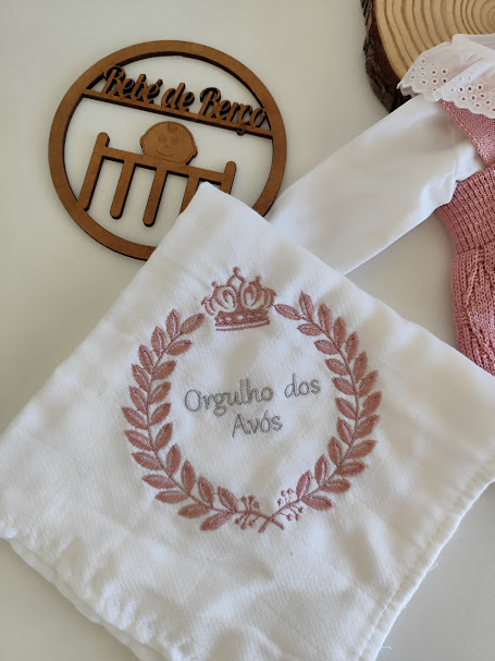 Fralda com Arabesco / Coroa e Frase