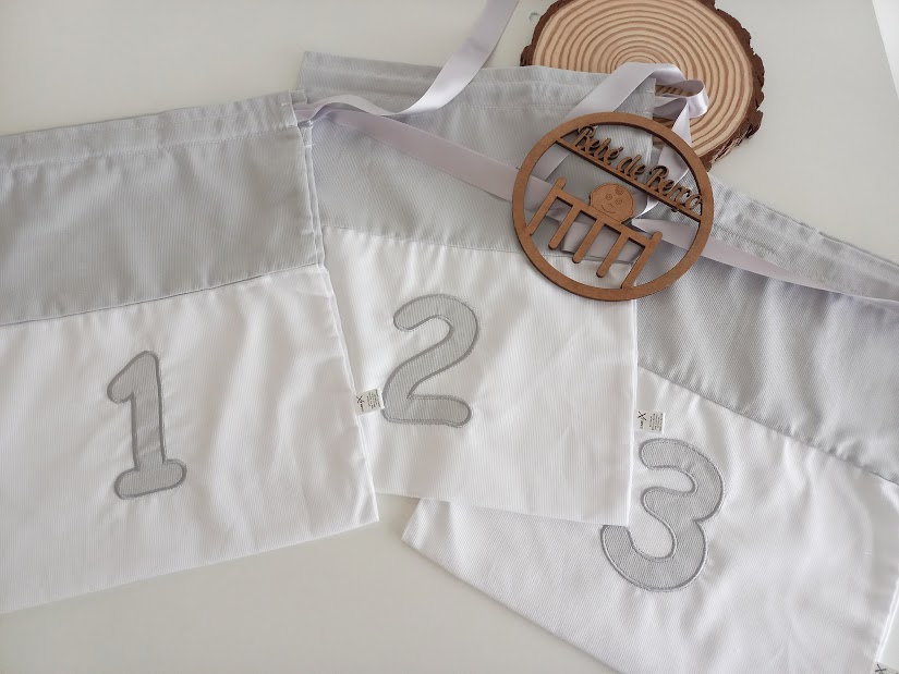 Três saquinhos de pano numerados e enfeite de madeira