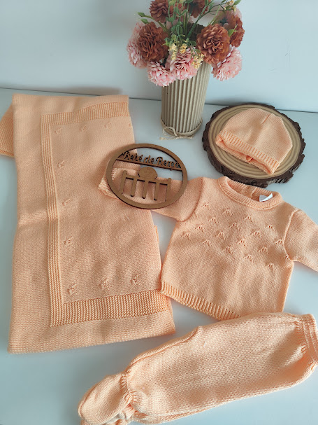 Camisola, calça e gorro em malha fina de algodão