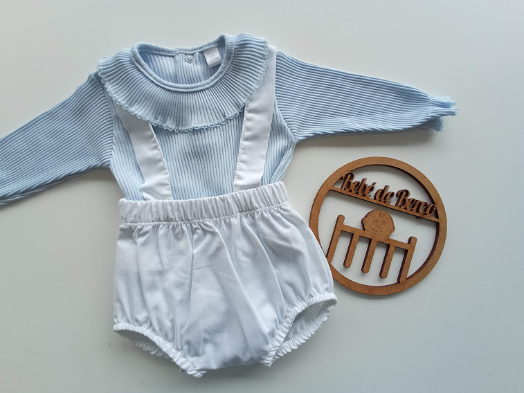 Conjunto de bebé azul e branco com placa de madeira 'Lót de Benvinuts'