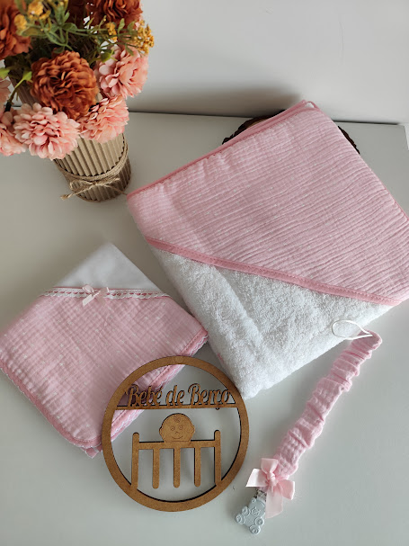 Conjunto de toalhas cor-de-rosa e branca com prendedor e logotipo em madeira