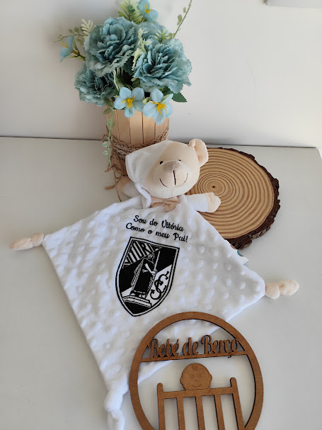 Cobertor de bebé branco com cabeça de urso e bordado, flores azuis em vaso de madeira, decoração redonda de madeira