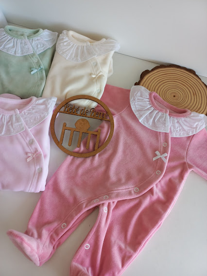 Babygrow de Veludo com Gola