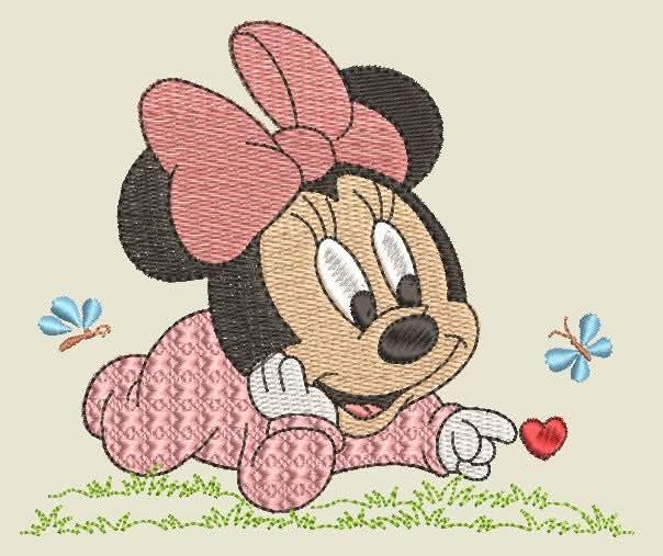 Bordado de Minnie bebé com laço rosa, roupa rosa, borboletas azuis e coração vermelho sobre fundo bege