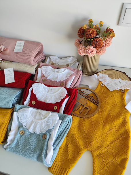 Jardineira de malha com Body de gola