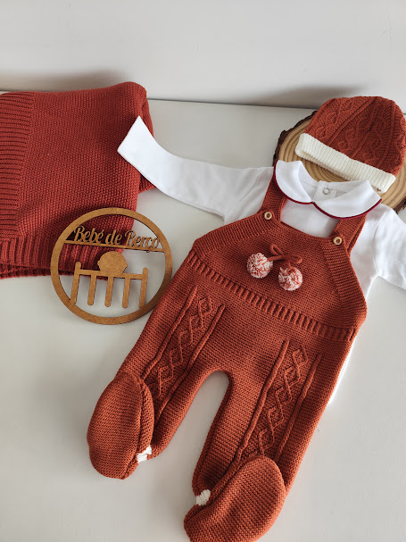 Conjunto de roupa de bebé castanha em malha, camisa branca e boina castanha, manta castanha e placa decorativa em madeira