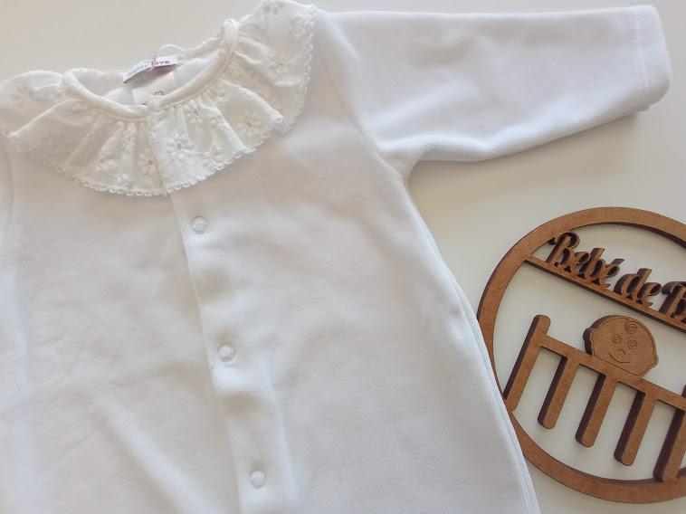 Macacão branco de bebé com gola em renda e botões de pressão