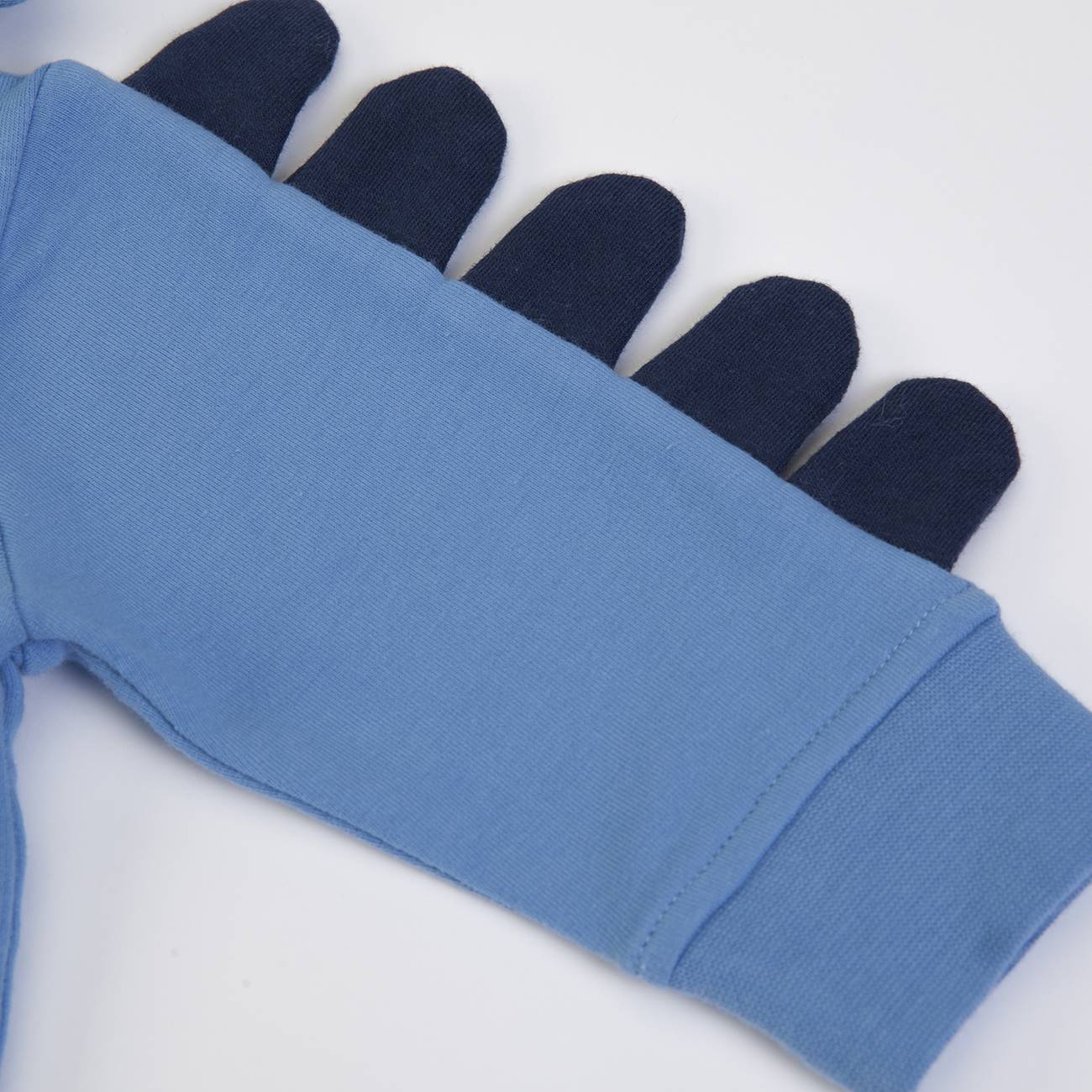 Luva azul claro com pontas dos dedos azul escuro