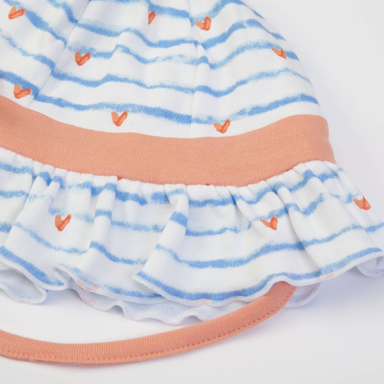 Parte inferior de roupa de bebé com riscas azuis e corações cor de laranja