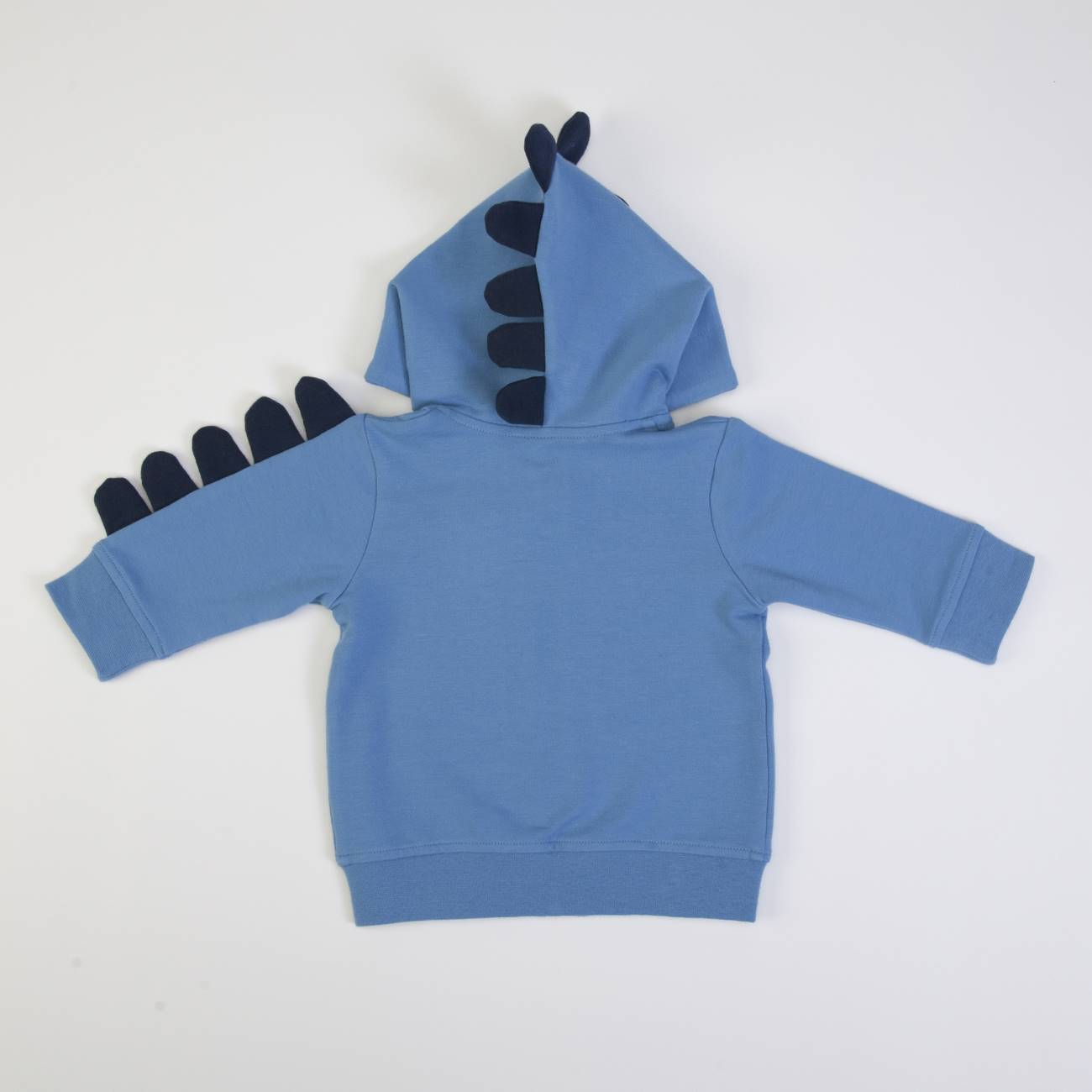 Casaco azul claro com capuz e detalhes de espinhos de dinossauro em azul escuro