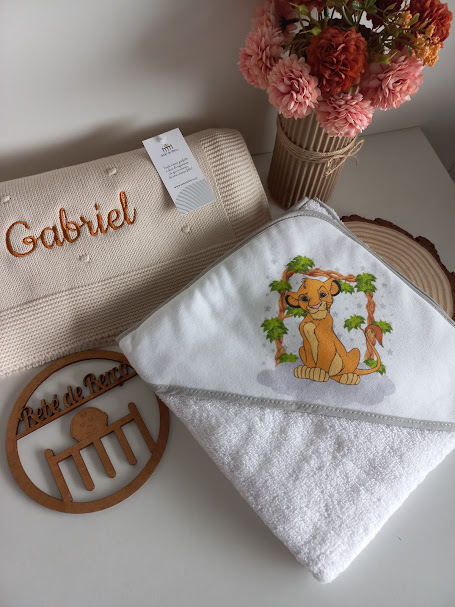 Toalha com bordado Simba, manta com nome Gabriel, flores cor-de-rosa e placa decorativa