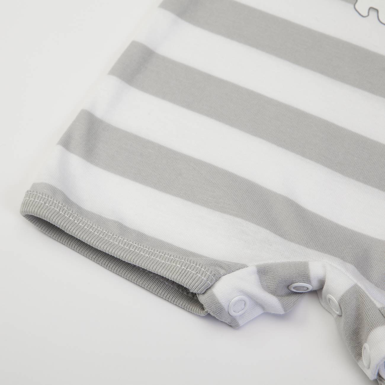 Roupa de bebé riscas cinzentas e brancas com botões de pressão