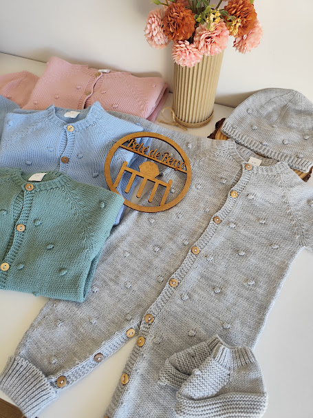 Macacão Pipocas de malha com gorro e carapins