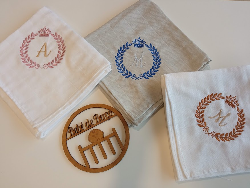 Fralda com Arabesco e Coroa