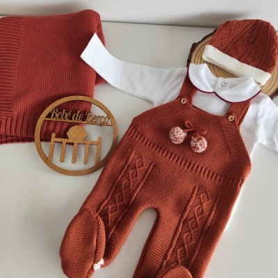 Conjunto de roupa de bebé castanha em malha, camisa branca e boina castanha, manta castanha e placa decorativa em madeira