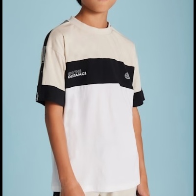 Conjunto infantil bege, preto e branco com texto 'DISTANCE', calções beje, menino em fundo azul claro.