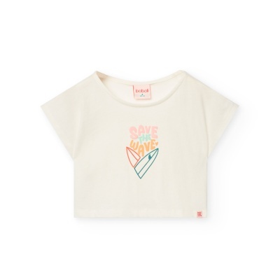Camisola branca de criança com estampa colorida 'SAVE THE WAVES' e pranchas de surf