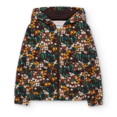 Casaco com capuz floral para criança em tons castanhos, verdes, amarelos e brancos