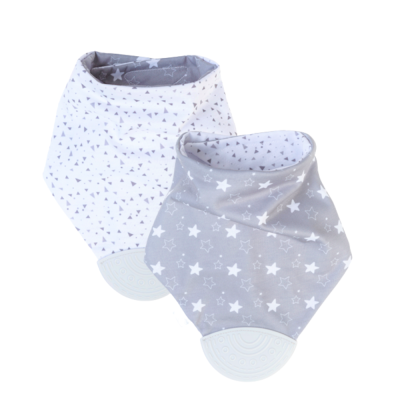 Dois babetes para bebé com padrões de estrelas e triângulos, base de silicone para dentição.