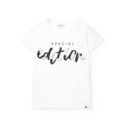 T-shirt branca de manga curta com texto preto 'SPECIAL edition'
