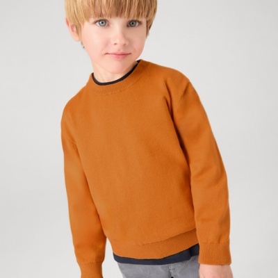 Camisola laranja de malha fina com gola e punhos canelados usada por criança