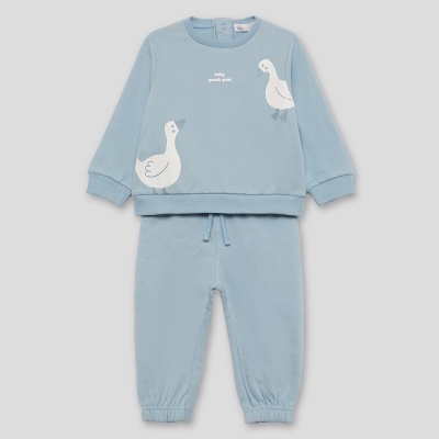 Conjunto de roupa de bebé azul claro com estampados de patos e texto baby quack quack