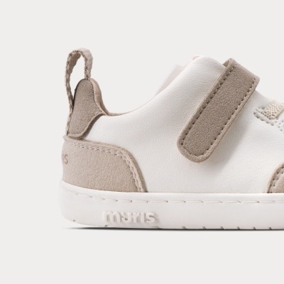 Ténis infantis branco e bege com velcro e sola branca