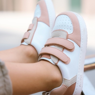 Sapatos infantis brancos, rosa claro e bege com velcro