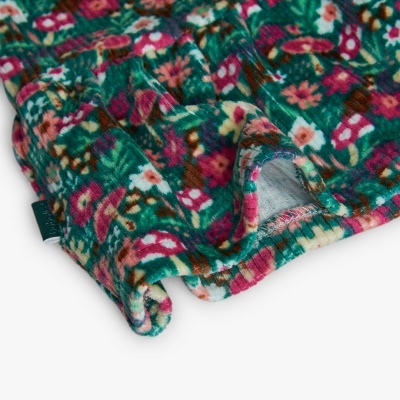 Tecido floral multicolorido com textura aveludada e etiqueta lateral