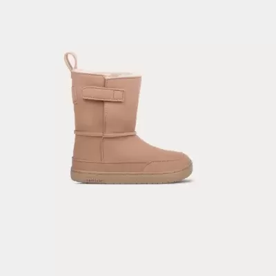 Bota castanha de cano médio com interior forrado a peluche e sola castanha clara com marca muris.