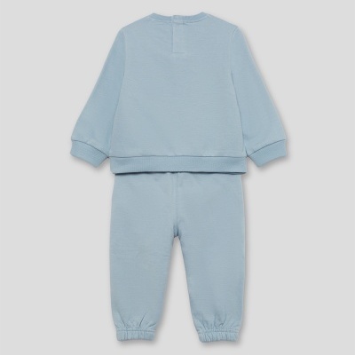 Conjunto de roupa de bebé azul claro, camisola e calças com punhos elásticos.