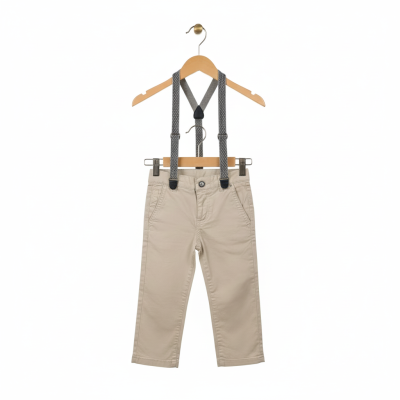 Calças beige para criança com suspensórios cinzentos penduradas em cabides de madeira