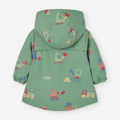 Casaco impermeável infantil verde com estampado de veículos de construção coloridos