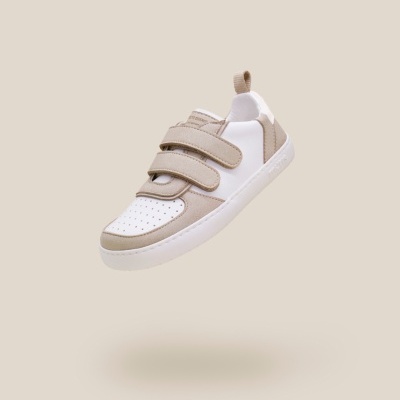 Tênis infantil branco com detalhes bege e tiras de velcro