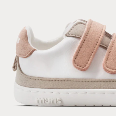 Sapato desportivo infantil branco com detalhes em camurça rosa e bege e sola branca com texto maris