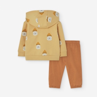 Conjunto de roupa bebé com hoodie castanho claro e calças castanhas.