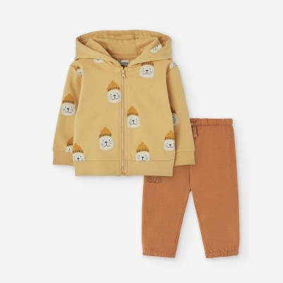 Conjunto infantil casaco amarelo com estampados de gatos e calças castanho claro