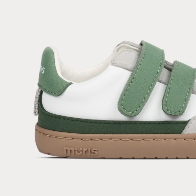 Ténis branco com detalhes verdes e sola castanha