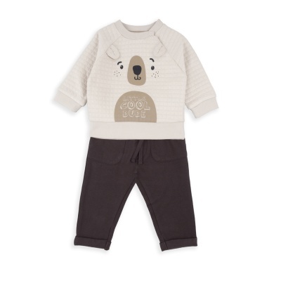 Conjunto infantil de sweat bege com estampa de urso e calças pretas.
