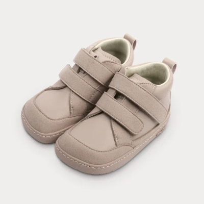 Sapatilhas infantis bege com fecho em velcro duplo