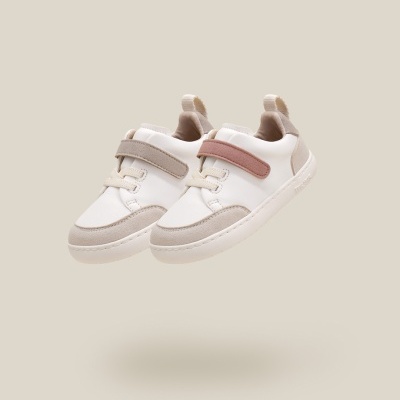 Sapatilhas infantis brancas com detalhes em camurça bege e correias velcro bege e rosa