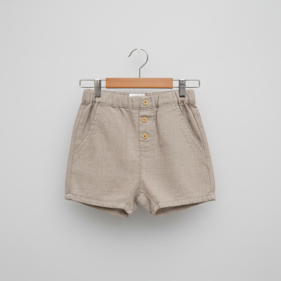 Calções de tecido cinzento claro com botões castanhos